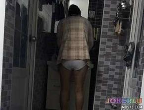  第一次跟老妈在洗脸池前她洗衣服我操逼